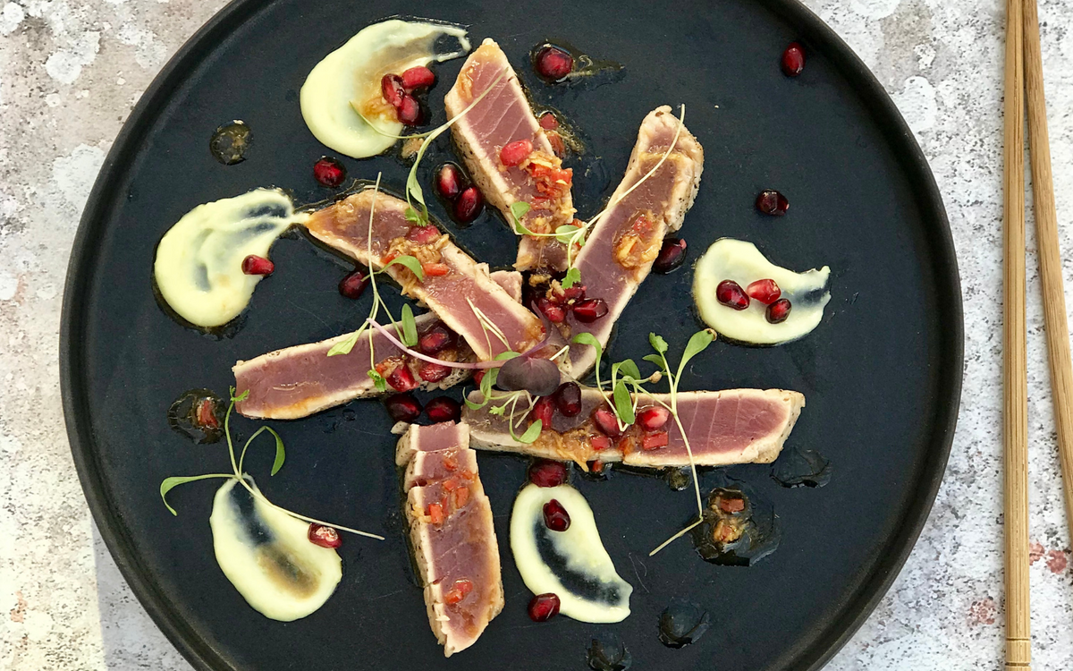 fresh and raw tuna fish with spicy japanese mayo