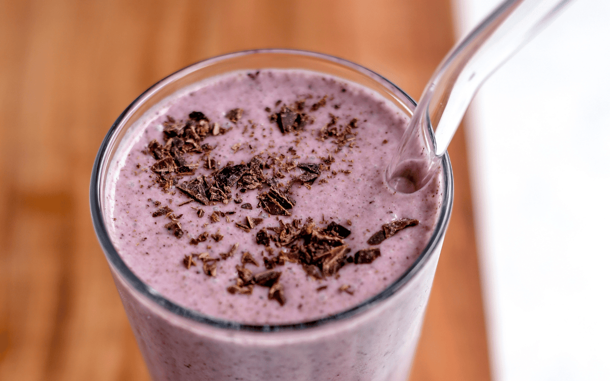Keto chocolate berry smoothie with collagen & MCT oil