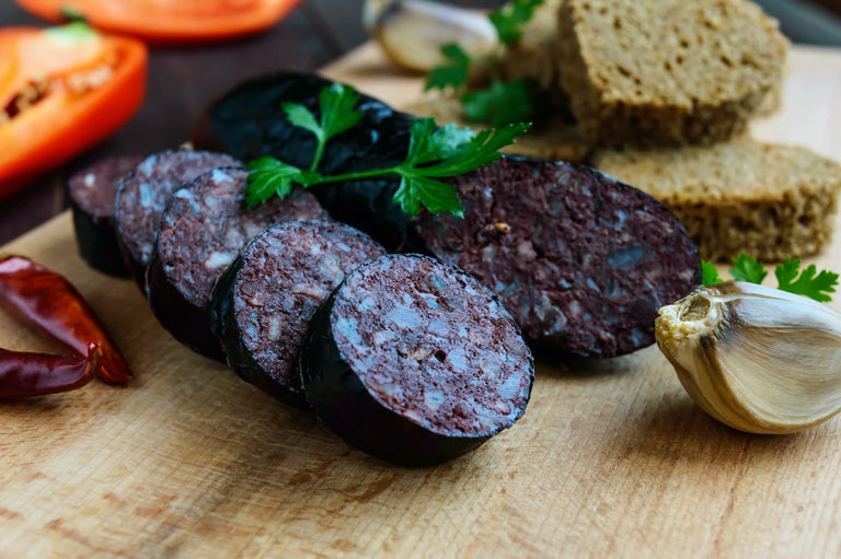 black pudding keto: Spanish black pudding slices with bread and vegetables on the side
